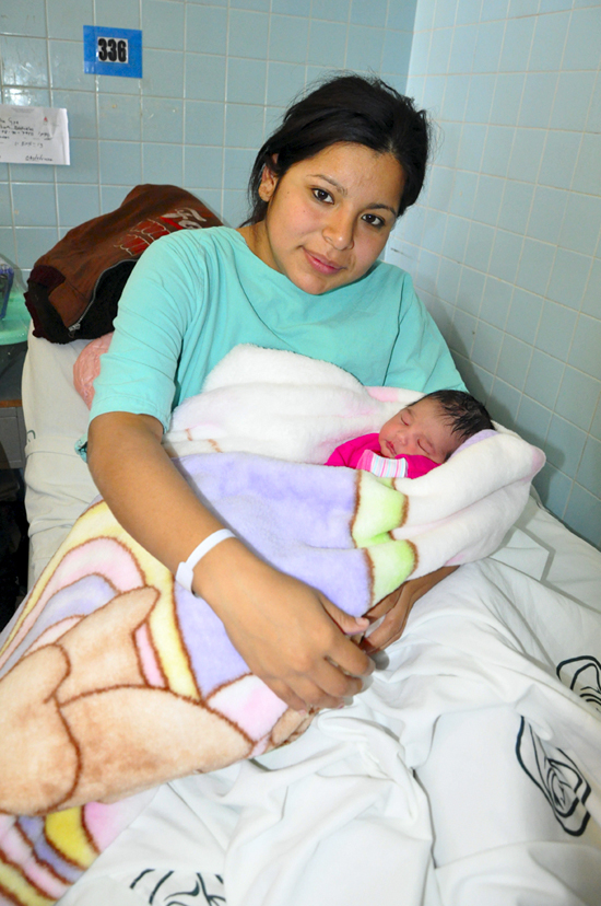 Entrega canasta de regalos directora del DIF Municipal a la primer bebé del 2013