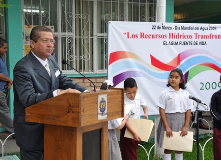 En representación del Presidente Municipal, el regidor Santiago Elías Castro de Hoyos, refrendó el compromiso de seguir trabajando de la mano con el Gobernador del Estado, Humberto Moreira Valdés, para brindar mayores oportunidades a los niños de Piedras Negras.