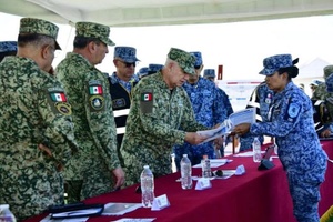 Secretario de la Defensa Nacional pasa revista al Agrupamiento Aéreo del Desfile del 16 de septiembre