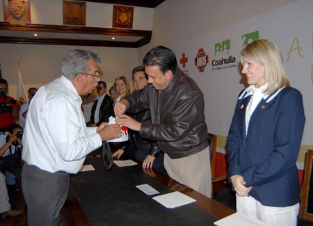 Junto a su esposa, la señora Vanessa de Moreira, Presidenta de los Patronatos del DIF y del Voluntariado Coahuila, así como del Delegado Estatal de la Cruz Roja, don Jorge Torres Casso, el mandatario estatal arrancó la cruzada desde el Salón Municipalidades de Palacio de Gobierno.