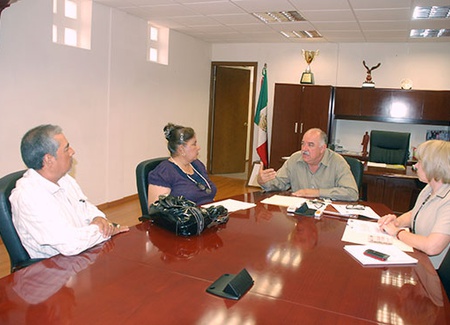 Reunión entre el Alcalde de Monclova,  Melchor Sánchez de la Fuente y la dirigente de los comerciantes ambulantes, Melva Farias.