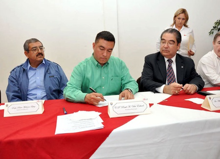 El alcalde de Piedras Negras, firmando el convenio del programa "Transparencia en tu Colonia"