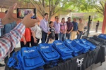 Entregan mochilas en secundaria Hermanos Flores Magón