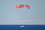 Foto: NASA’s Orion spacecraft, with Artemis II crewmembers NASA astronauts Reid Wiseman, Victor Glover, Christina Koch, and CSA (Canadian Space Agency) astronaut Jeremy Hansen, was seen as it splashed down in the Pacific Ocean off the coast of California, at 5:07 p.m. PDT on Friday, April 10, 2026.