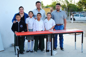 Javier Navarro, supervisor de programas sociales, hace entrega de mobiliario escolar.