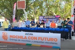 El alcalde Emilio entrega mochilas a estudiantes de secundaria