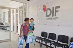Entrega DIF pañales y leche a mamás solteras