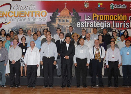 El alcalde Oscar López Elizondo durante su participación en Saltillo en la renión de municipios turísticos  