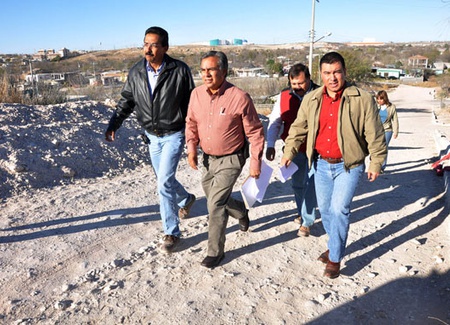 Durante su recorrido por la colonia, el Presidente Municipal comprobó el avance que registran estas importantes obras, que surgen como respuesta a una demanda de los residentes de este sector.