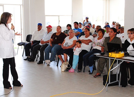 Dra. Blanca Estela de la Garza Elizondo, imparte una plática de Salud Bucal.