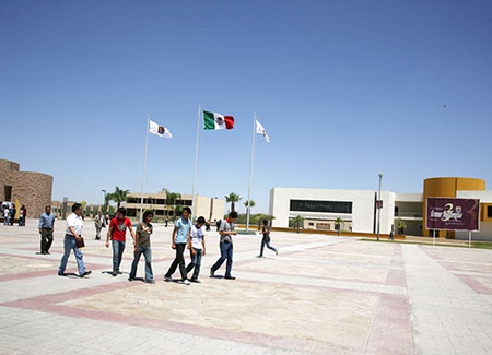 Estudiantes en Acuña.