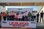 Entregan mil 200 becas a estudiantes de preparatorias y universidades