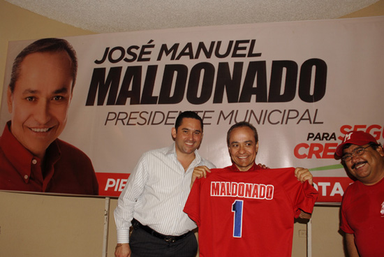 Entregan socios del Club Trípoli la camiseta del equipo a Pepe Maldonado 