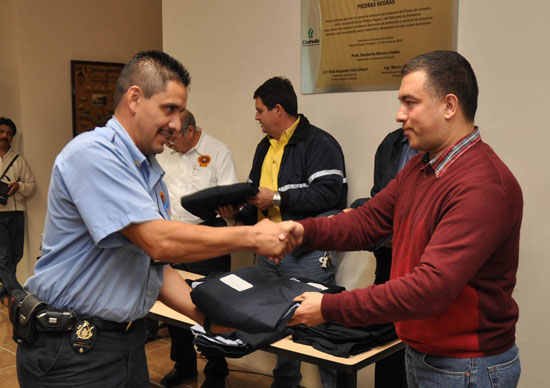 ENTREGA RAÚL VELA UNIFORMES PARA ELEMENTOS DEL HEROICO CUERPO DE BOMBEROS 