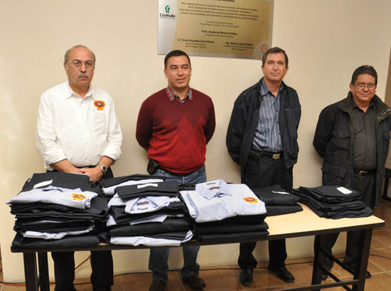 ENTREGA RAÚL VELA UNIFORMES PARA ELEMENTOS DEL HEROICO CUERPO DE BOMBEROS 