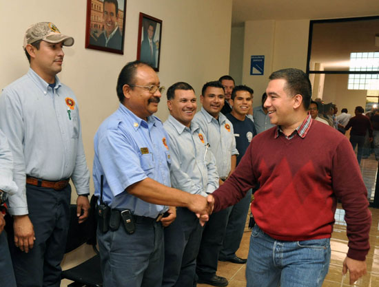 ENTREGA RAÚL VELA UNIFORMES PARA ELEMENTOS DEL HEROICO CUERPO DE BOMBEROS 