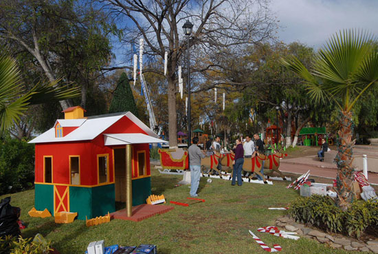 A iniciativa de la señora Vanessa de Moreira, por segundo año consecutivo se instala la Villa Navideña 