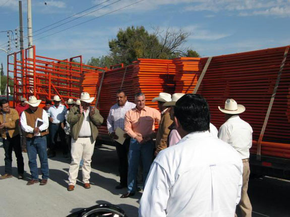 Entrega el secretario de fomento agropecuario apoyos al campo de Progreso