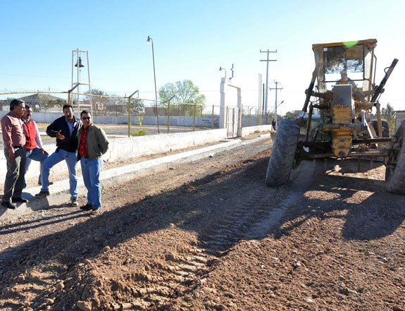 Supervisa Raúl Vela pavimentación de calles en la colonia Lázaro Cárdenas