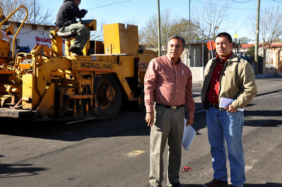 Supervisa Raúl Vela pavimentación de calles en la colonia Lázaro Cárdenas