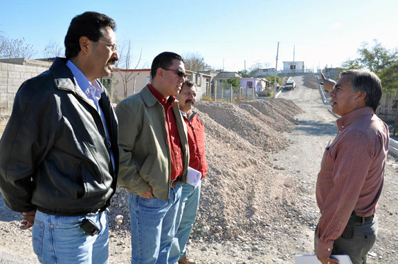 Supervisa Raúl Vela pavimentación de calles en la colonia Lázaro Cárdenas