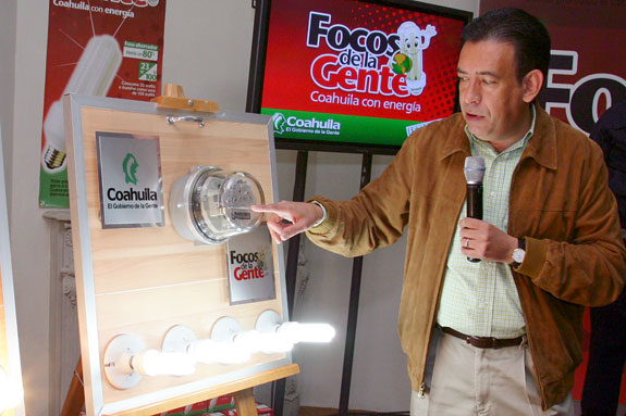 La estrategia, que se aplica en Coahuila desde años atrás, genera ahorros hasta del 80 por ciento en los cobros por el consumo de energía eléctrica, ya que son unidades de luz blanca que gastan 23 watts pero iluminan como una de 100.