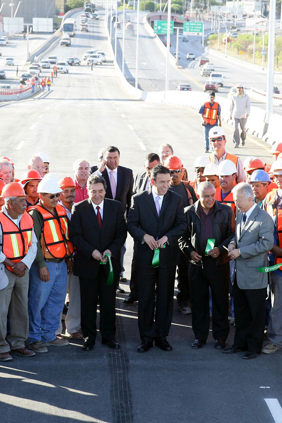 Inaugura el gobernador el puente del Bulevar Nazario Ortiz Garza y Abasolo