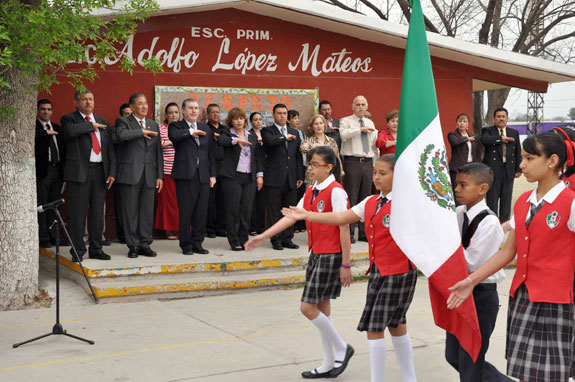 Refuerza Raúl Vela valores cívicos en las escuelas