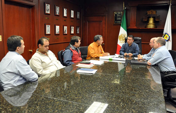 Raúl Vela revisó con Juan Manuel Jiménez, ingeniero de proyectos de la  COCEF, y Rafael Escandón Timm, Coordinador para el Desarrollo de Proyectos del NADBANK los detalles técnicos y trámites de gestión