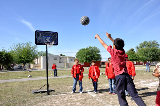 Habilitación de cancha polivalente para que niños y jóvenes realicen la práctica deportiva