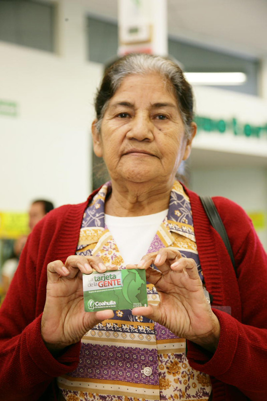 La "Tarjeta de la Gente" brinda beneficio a las personas más desprotegidas