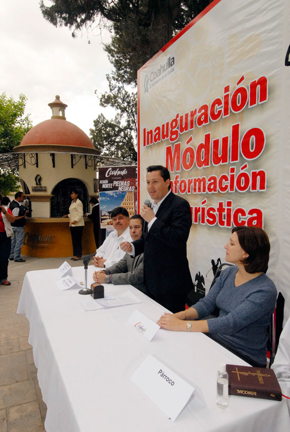 Con la representación del Gobernador Humberto Moreira Valdés, el Secretario de Turismo, José Luis Moreno Aguirre, junto al Alcalde Ricardo Aguirre Gutiérrez, puso en marcha las actividades del módulo que atienden empleados que previamente recibieron capacitación por parte de SECTUR.