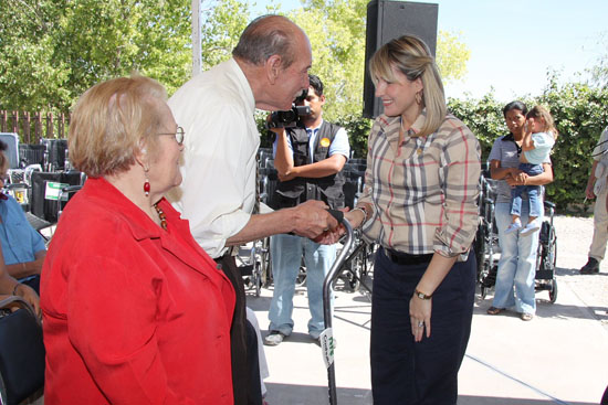 Inicia la señora Vanessa de Moreira el Programa de Ayudas Funcionales para Personas con Discapacidad