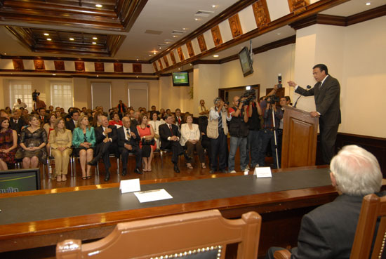 Coahuila rinde homenaje al gobernador de Nuevo León, José Natividad González Parás 