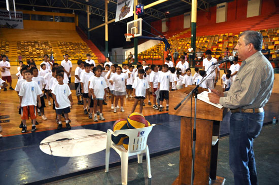 Inauguración del Campamento de Verano de Básquetbol en el auditorio Santiago V. González 