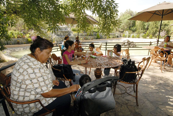 Personas de todas las edades ya disfrutan del renovado parque el Chapulín en Saltillo 