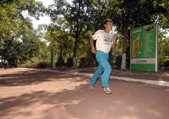 Personas de todas las edades ya disfrutan del renovado parque el Chapulín en Saltillo 