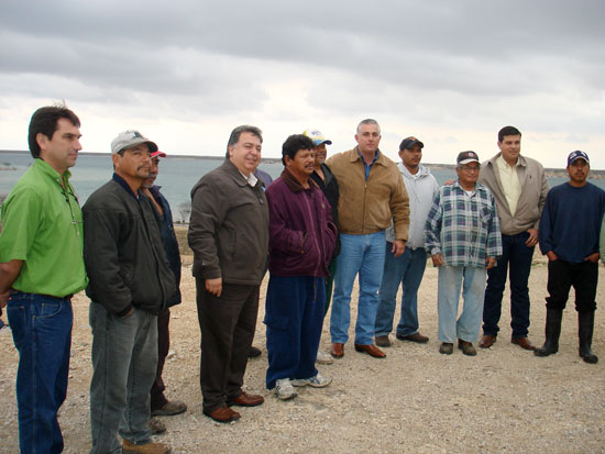 El secretario de Fomento Agropecuario del estado Román Alberto Cepeda González, acompañado del alcalde Alberto Aguirre Villarreal y pescadores de la Cooperativa