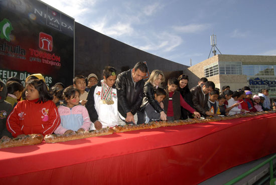 Comparten el Gobernador Humberto Moreira y la señora Vanessa de Moreira Rosca de Reyes con niños de Torreón 