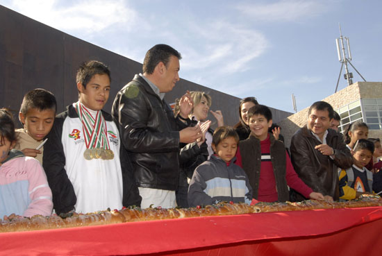 Comparten el Gobernador Humberto Moreira y la señora Vanessa de Moreira Rosca de Reyes con niños de Torreón 