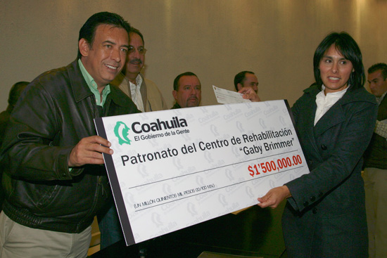 Entrega el gobernador cheque en apoyo al Patronato del CRIGBA 