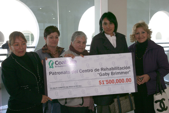 Entrega el gobernador cheque en apoyo al Patronato del CRIGBA 