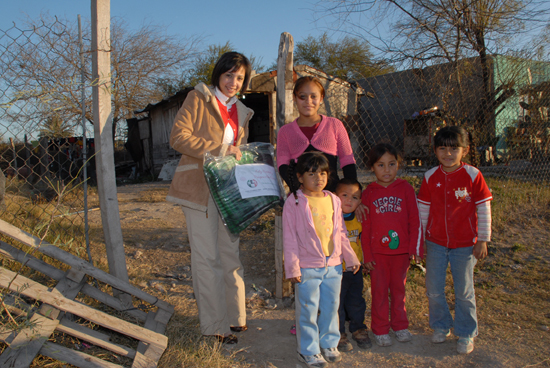 Entrega presidenta del PRI Sonia Villarreal cobertores a familias de escasos recursos 