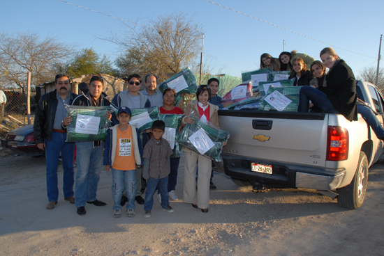 Entrega presidenta del PRI Sonia Villarreal cobertores a familias de escasos recursos 