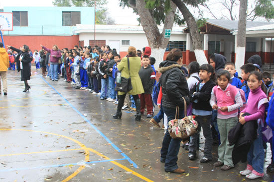 Evacuan a más de 7 mil estudiantes de escuelas de Piedras Negras por fuga de olor a gas 