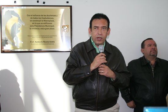 Inaugura el gobernador Humberto Moreira INFOTECA y Macroplaza en Acuña 