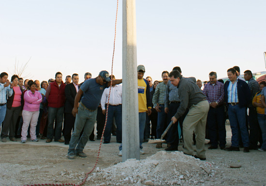 Inicia el Alcalde Alberto Aguirre Villarreal obra de electrificación en la Colonia Lomas del Pedregal 