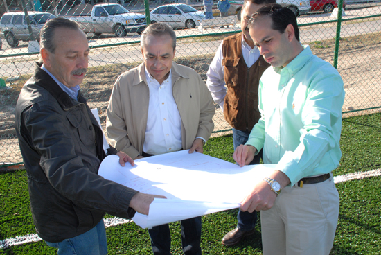 Supervisa alcalde avance de cancha de fútbol rápido en Macroplaza II 