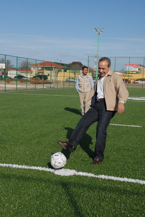 Supervisa alcalde avance de cancha de fútbol rápido en Macroplaza II 