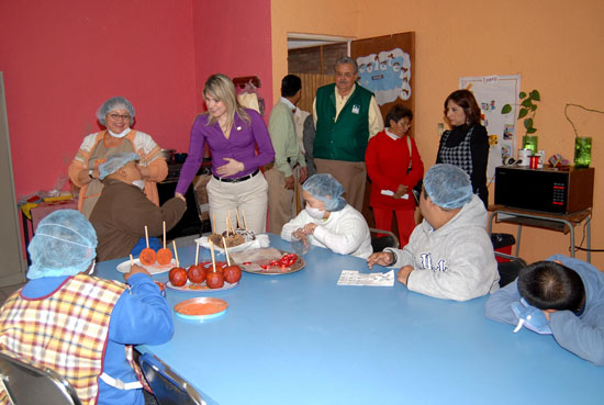 Visita la señora Vanessa de Moreira las instalaciones del Instituto Down de Coahuila A.C. en Saltillo 